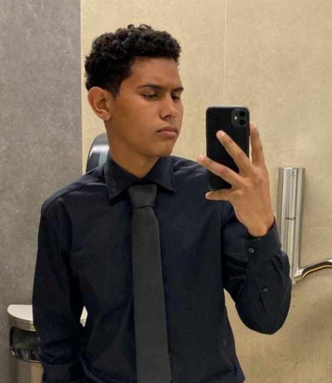 Jeferson Escalona Hernandez, a 19-year-old Venezuelan migrant detained in Texas, takes a selfie at work at an events company in Dallas, Texas, U.S., in this handout picture taken on 2024. Ibeth Hernandez/Handout via REUTERS THIS IMAGE HAS BEEN SUPPLIED BY A THIRD PARTY. MANDATORY CREDIT