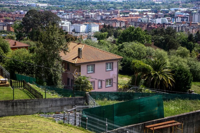 This picture shows the house where a couple held their children captive for more then three years in Fitora-Toleo, a parish of the northern Spanish town of Oviedo, on April 30, 2025. A German couple who had been living cut off from the world and keeping their children sequestered for more than three years was arrested today in Oviedo, northwestern Spain, after the discovery of what the media have dubbed "the house of horrors." The children eight-year-old twins and an older sibling aged ten were not attending school, were "neglected," and lived "surrounded by garbage," the local police said at a press conference today. (Photo by Pablo LORENZANA / AFP) (Photo by PABLO LORENZANA/AFP via Getty Images)
