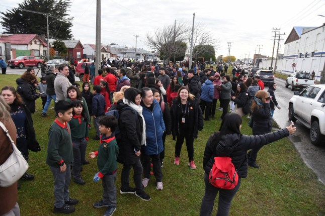 People evacuate the coastline in Chile, following a tsunami preventive advisory generated by local authorities, after an earthquake sparked a tsunami threat on the Pacific coast, in Punta Arenas, Chile, May 2, 2025. REUTERS/Rodrigo Maturana